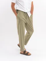 Pantalón de corte relajado, color verde militar, con cintura elástica y cordón ajustable.