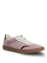 Championes de estilo urbano en color lila, confeccionados en material sintético con textura similar a la gamuza. Presentan detalles en color marrón oscuro en la puntera y el talón, cordones claros y suela de goma color caramelo.