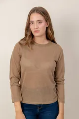 Sweater de tejido fino con acabado brillante de lurex, cuello redondo y mangas largas.