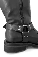 Bota alta de cuero negro con caña alta y hebillas plateadas.