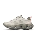 Championes de senderismo Merrell modelo Speedarc Matis, color gris claro con detalles en verde militar y naranja. Parte superior de malla transpirable y TPU, con entresuela de espuma con efecto moteado y suela de caucho Vibram.