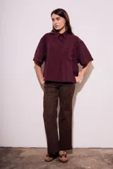 Camisa oversize color borgoña de mangas cortas con puños doblados y bolsillo en el pecho.