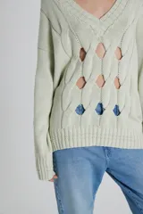 Sweater gris oscuro de algodón mouliné con escote en V y diseño calado. Silueta holgada.