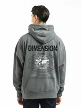 Buzo canguro negro con capucha, bolsillo frontal y cordones ajustables. Estampado con texto en el pecho.