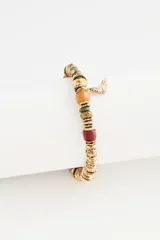 Pulsera elástica de cuentas multicolor con dije de mariposa dorada.