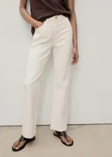 Jeans de corte recto y tiro medio, confeccionados en tejido de algodón estilo vaquero. Presentan cierre frontal con cremallera y botón, trabillas para cinturón y diseño clásico de cinco bolsillos.