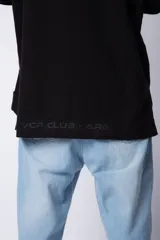 Buzo canguro blanco con capucha forrada en beige y bolsillo tipo parche color beige. Estampa con logo en el pecho.