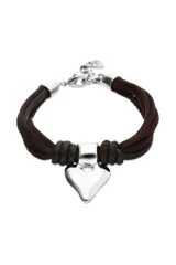 Pulsera compuesta por múltiples cordones trenzados de efecto seda y cuero en tono marrón oscuro, con un dije central metálico plateado con forma de corazón estilizado. Cuenta con cierres y argollas de metal plateado.