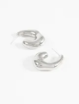 Par de aros plateados con diseño irregular.