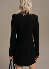 Vestido corto negro con cuello drapeado y mangas largas, de diseño recto.