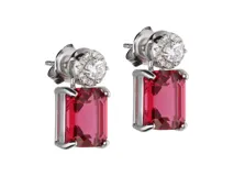 Aros colgantes de plata 925 con cristal de Swarovski Elements color rojo y circonias blancas. Cierre de tornillo a presión.