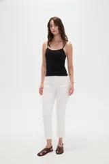 Musculosa de breteles finos confeccionada en poliamida, de corte ajustado al cuerpo y color beige.
