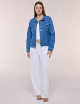 Campera de jean blanca de corte clásico, con cuello solapa, cierre frontal de botones metálicos y bolsillos aplicados con solapa en el pecho.