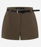Short de sastrería Blue Steel color verde militar, de corte estructurado con pinzas delanteras y largo mini. Incluye un cinturón negro delgado con hebilla metálica.