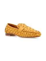 Mocasines de cuero napa color mostaza, con diseño entrelazado, corte clásico y detalle de antifaz en el empeine.