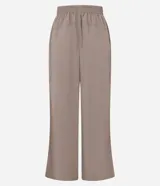 Pantalón deportivo de corte recto confeccionado en microfibra color marrón, con cintura elástica y recortes laterales en tule.