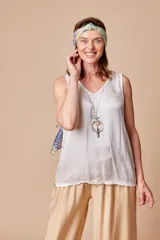 Musculosa de satén color fucsia, con escote en V y diseño holgado sin mangas.
