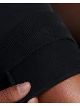 Pantalón de jogging Under Armour de corte deportivo, confeccionado en tejido polar de mezcla de algodón con interior cepillado. Presenta cintura elástica con cordón de ajuste exterior, bolsillos laterales y puños acanalados en los tobillos. Incluye el logo de la marca estampado en la pierna derecha.