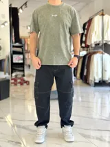 Remera oversize color verde militar con efecto acid wash y estampa en la espalda con la leyenda "Out Of Office".