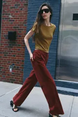 Pantalón de tiro medio confeccionado en 100% piel de ante, con diseño de cinco bolsillos, corte recto y cierre frontal con cremallera y botón metálico.