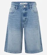 Bermuda tipo jorts de tiro medio, confeccionada en denim de algodón color azul claro. Presenta un corte holgado que llega por debajo de la rodilla, con trabillas en la cintura, bolsillos laterales y traseros, y un detalle de cordón decorativo en la parte frontal.