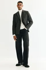 Buzo de punto fino con cuello alto acanalado, manga larga y terminaciones en puños y bajo acanalados. Presenta un corte estándar y diseño liso.