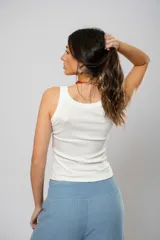 Musculosa de algodón con textura acanalada, color blanco, con logo bordado en el centro del pecho.