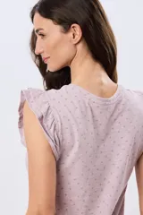 Remera de algodón color beige con sutil estampado, cuello redondo y mangas cortas con doble volado aportando volumen y un diseño femenino.