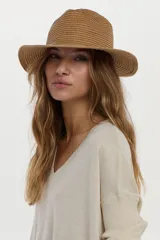 Sweater de punto con escote en V y mangas cortas, confeccionado con hilo metalizado con lurex, de calce cómodo y holgado.