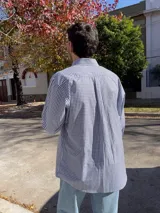 Camisa de hombre de algodón con estampado a cuadros en tonos rosado y celeste, corte clásico, manga larga, bolsillo en el pecho y botón en el cuello.