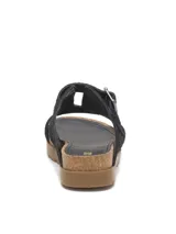 Sandalias negras de gamuza sintética con textura animal print de serpiente, capellada con tiras cruzadas, hebilla metálica de ajuste lateral y suela de goma con plataforma de corcho.
