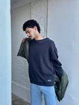 Campera bomber verde militar de nylon con cierre frontal y bolsillos laterales.