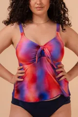 Camiseta tankini estampada con nudo en el escote y breteles regulables. No incluye la parte de abajo. Confeccionada con tela que contiene fibra LYCRA® XTRA LIFE™.