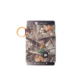 Billetera Thread con estampado de camuflaje de ramas y hojas en tonos marrones, verdes y grises. Tiene un elástico para sujetar las tarjetas y un aro de goma naranja para colgar llaves.