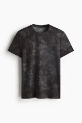 Remera deportiva negra con estampado abstracto en gris, de corte regular y cuello redondo. Confeccionada en tejido funcional DryMove™ que ayuda a absorber el sudor.