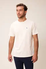 Remera básica de manga corta con cuello redondo y corte regular fit. Presenta un pequeño bordado en el pecho.