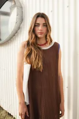 Vestido largo tejido en hilo de algodón con calado, color negro con detalles en celeste y naranja.