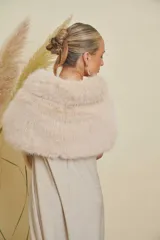 Cuello de piel sintética color crudo, de diseño amplio y suave.