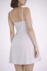 Camisón maternal de algodón gris melange, con breteles regulables y detalle de encaje en el escote.