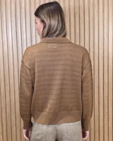 Cardigan de punto a rayas horizontales en tonos beige y tostado, con cuello camisero, cierre frontal de botones y mangas largas.