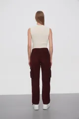Pantalon cargo de pana color bordó, con cintura elástica con cordón ajustable, bolsillos laterales tipo cargo y corte recto.