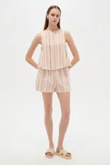 Musculosa de algodón sin mangas, de corte holgado, con diseño a rayas en tonos beige, rosado y gris.