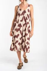 Vestido midi sin mangas de corte recto y escote redondo, con diseño estampado abstracto en tonos marrón y crudo.