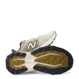 Championes New Balance Tektrel para mujer, en color beige con detalles en mostaza y negro, diseñados para trail running y actividades al aire libre.