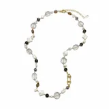 Collar largo de diseño versátil elaborado con perlas barrocas, cuentas de cristal facetado en tonos humo y transparente, y piezas geométricas de resina, intercaladas con eslabones y cierre metálico dorado.