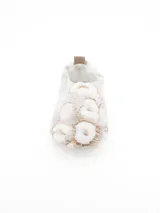 Pantuflas de peluche con diseño de estampado animal print en tonos beige y blanco, con interior forrado y tirador en el talón.