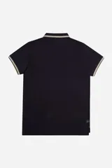 Remera polo azul marino de manga corta, con cuello y puños a rayas blancas y verde militar. Presenta un bolsillo en el pecho con detalle de franja a rayas y el logo de la marca "Brooksfield" bordado en dorado.