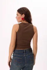 Musculosa celeste de rib, con cuello redondo y corte ajustado.