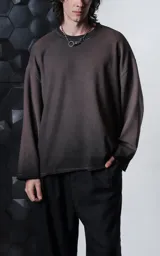 Buzo de cuello redondo con efecto de lavado maltinto o nevado. Presenta un corte oversize con hombros caídos, costuras expuestas a contratono y detalles de roturas desgastadas en el cuello, puños y ruedo.