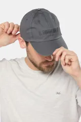 Gorro con visera de lona color gris, con diseño de seis paneles y bordado frontal con la palabra Legacy.